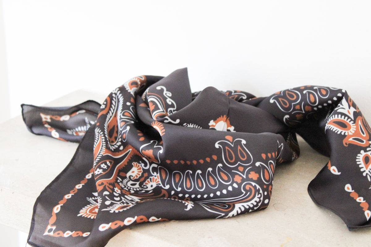 Foulard noir et marron
