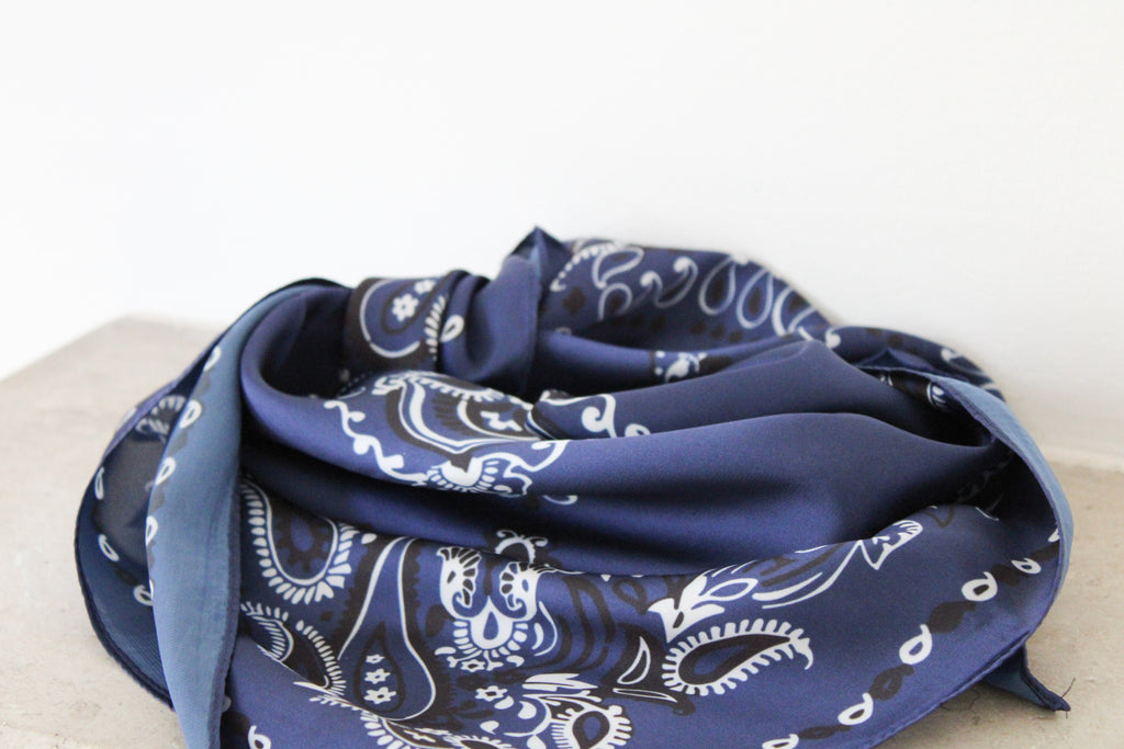 Foulard bleu marine