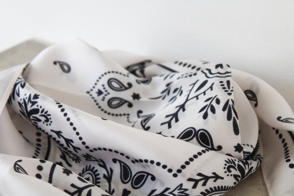 Foulard blanc et bleu marine