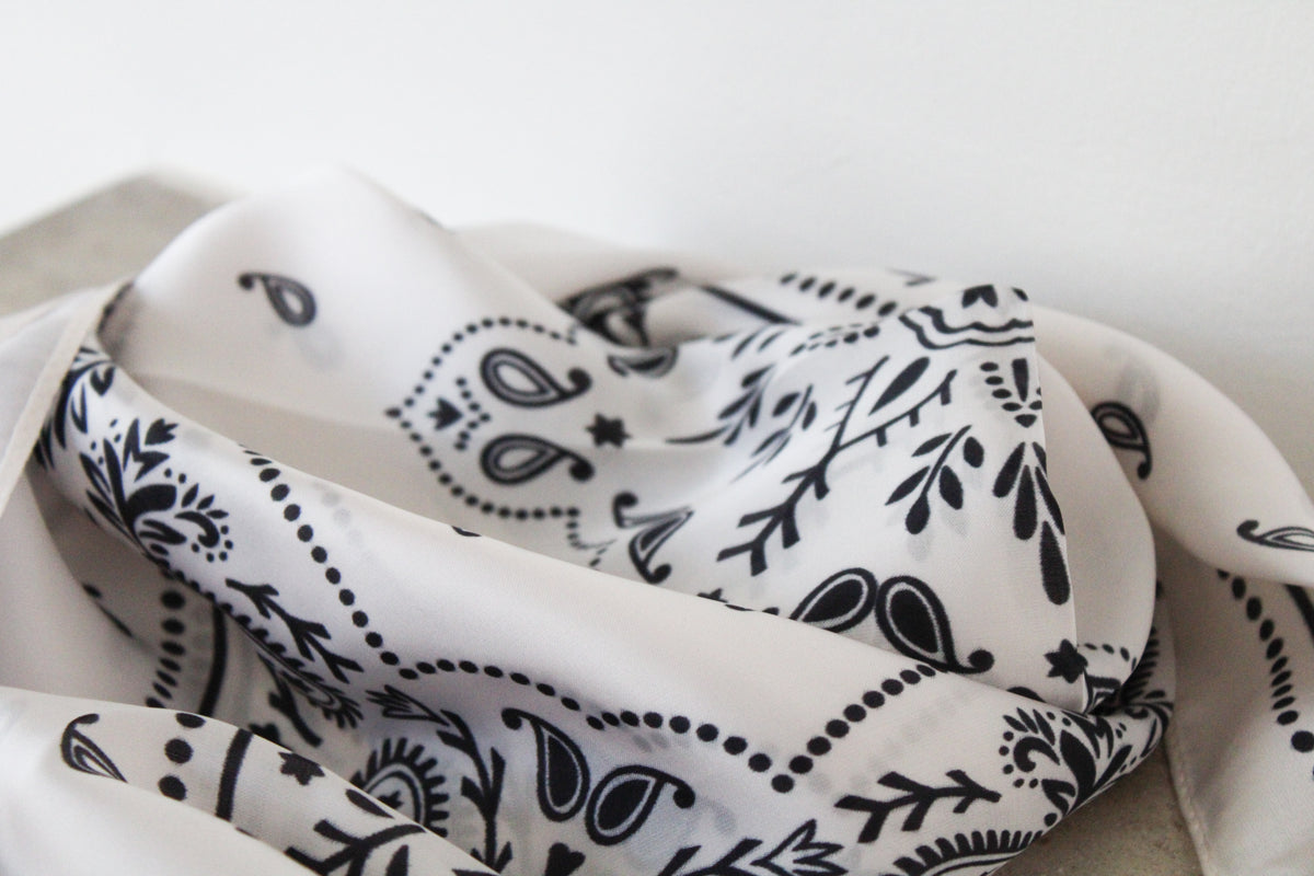 Foulard blanc et bleu marine