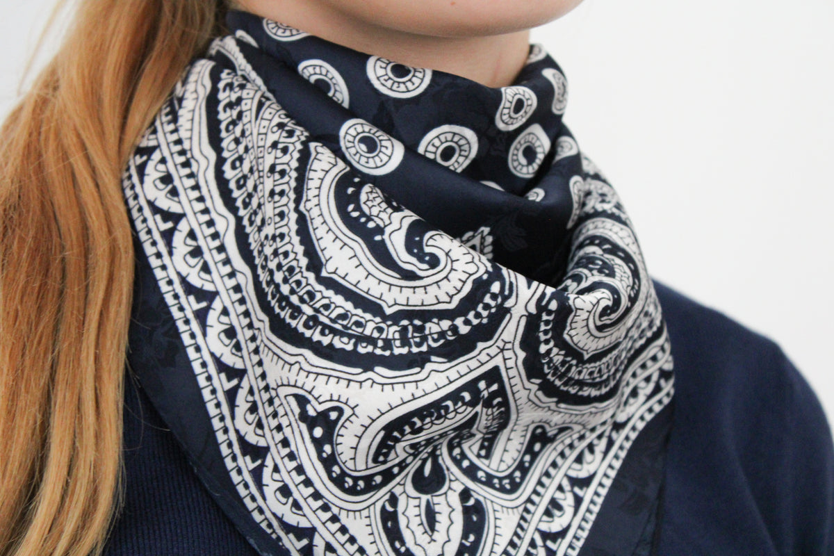 Foulard bleu marine et blanc