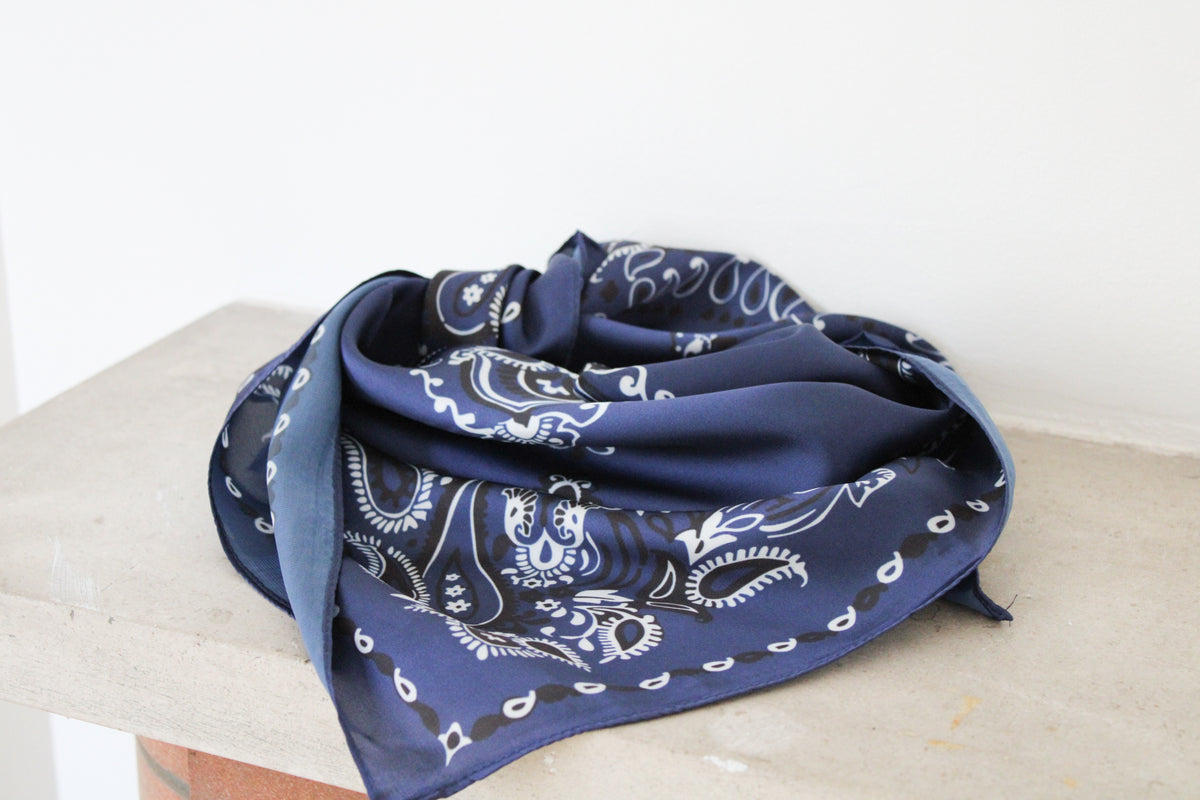 Foulard bleu marine