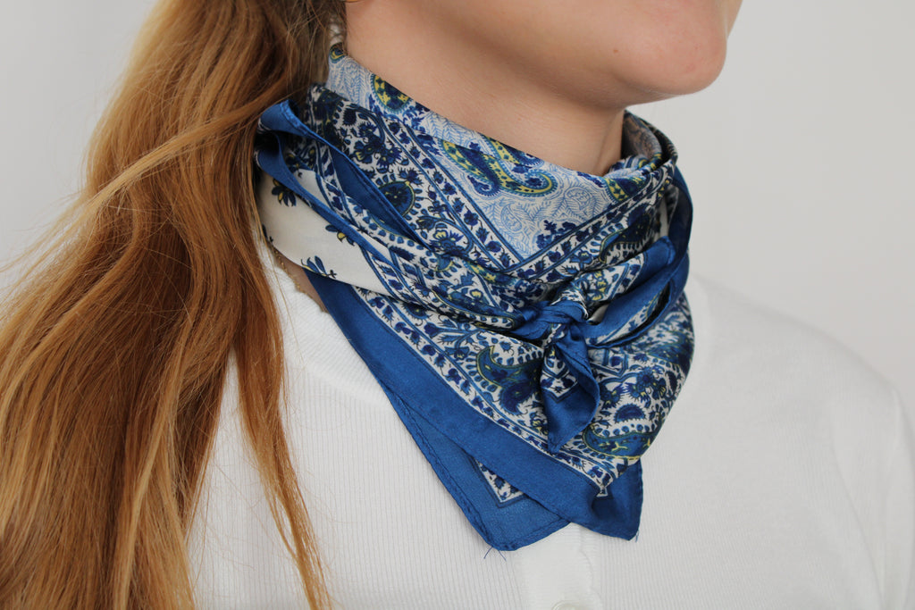 Foulard bleu et blanc