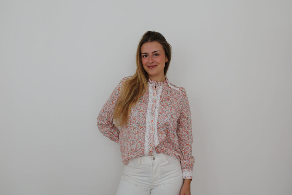 Blouse fleurie avec dentelles