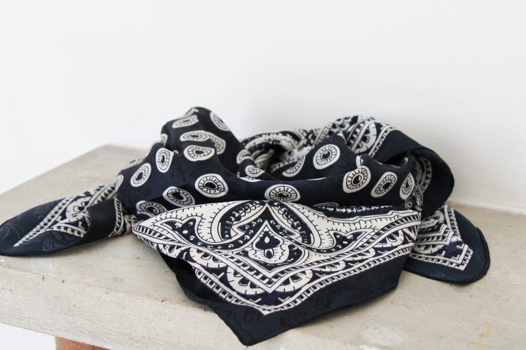 Foulard bleu marine et blanc