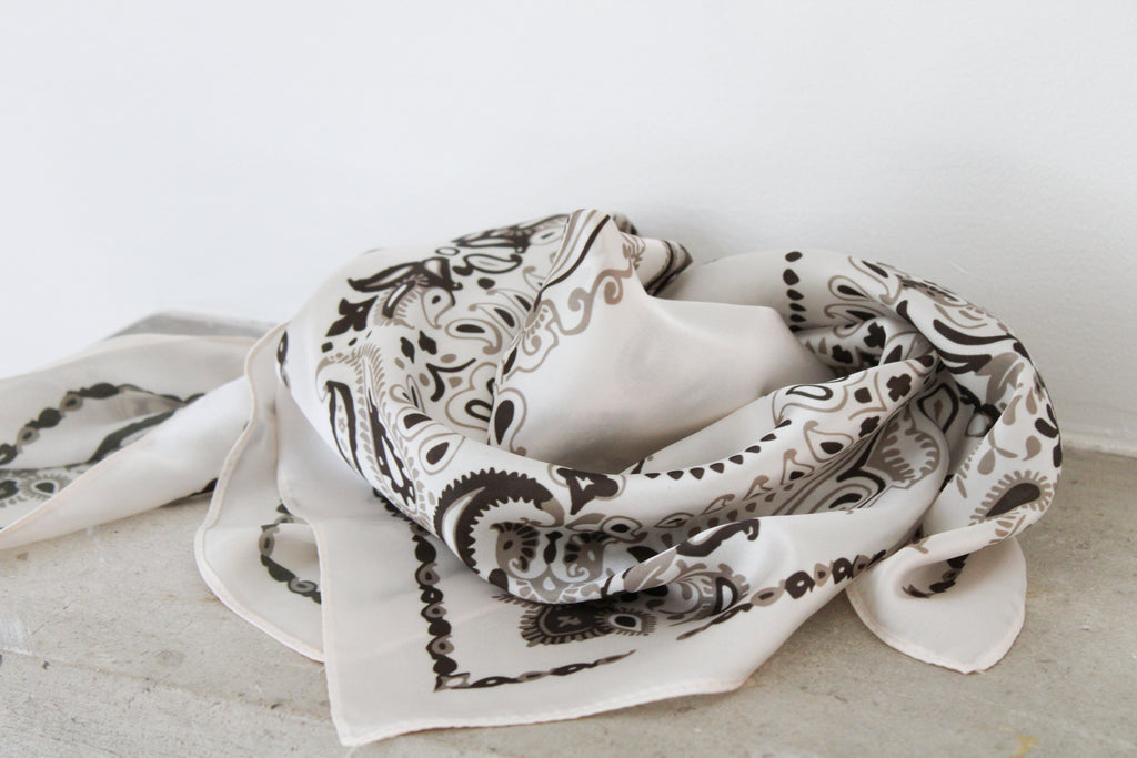 Foulard blanc et marron