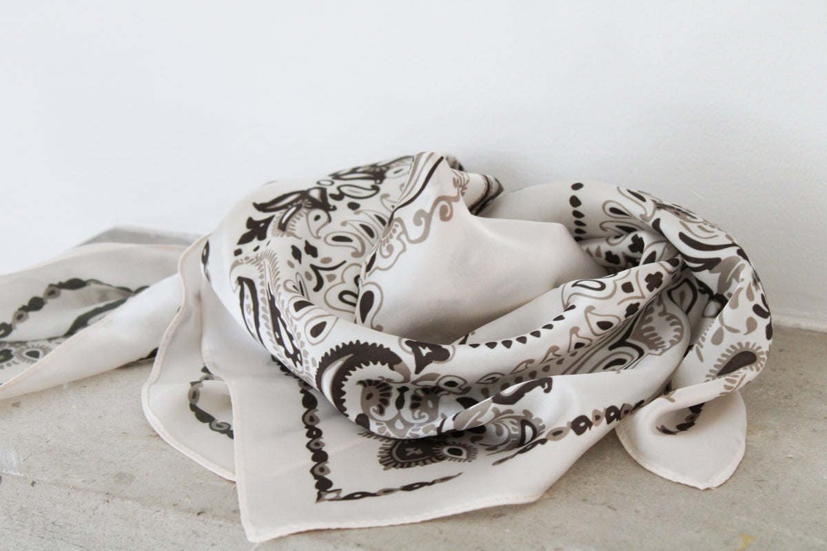 Foulard blanc et marron
