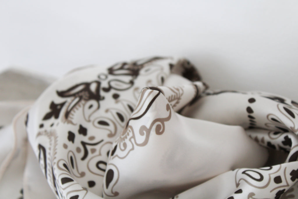 Foulard blanc et marron