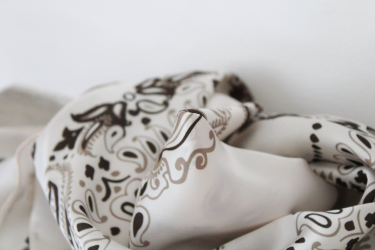 Foulard blanc et marron