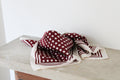 Foulard à pois bordeaux