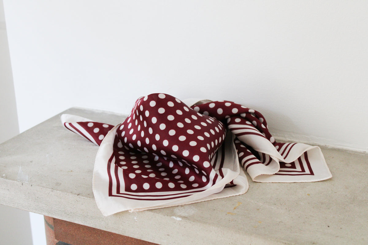 Foulard à pois bordeaux