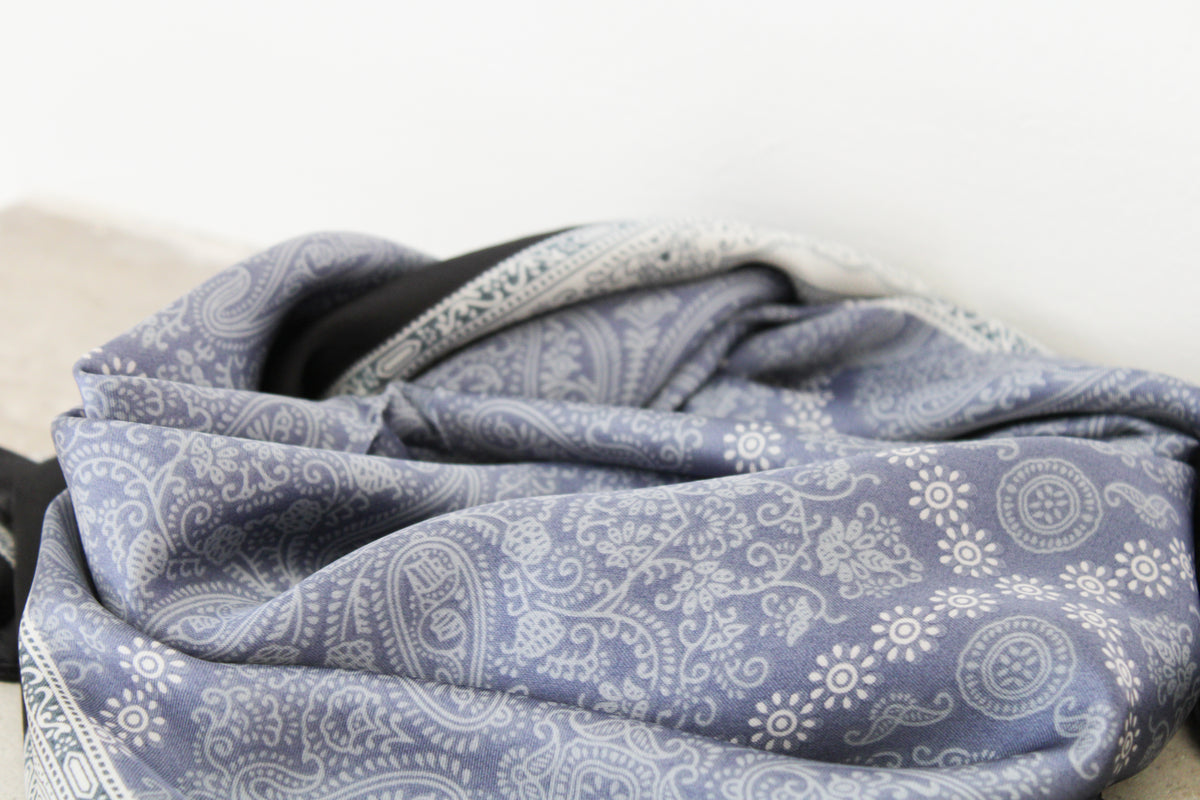 Foulard bleu clair et noir