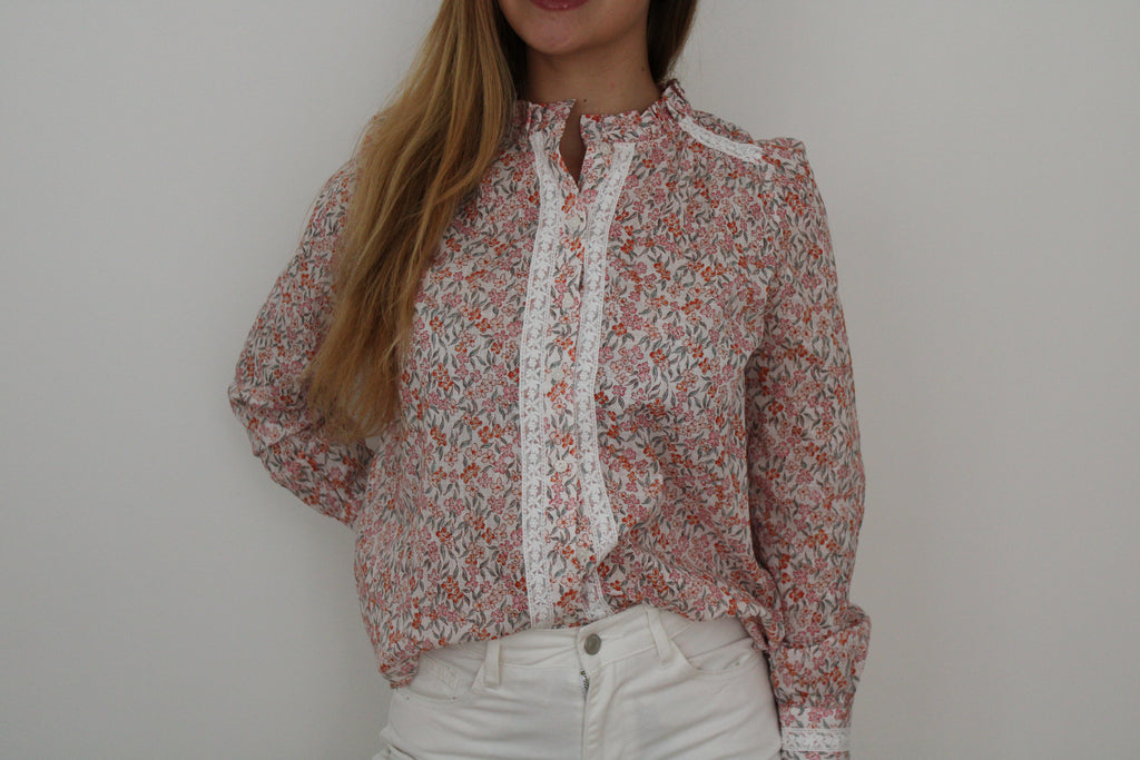 Blouse fleurie avec dentelles