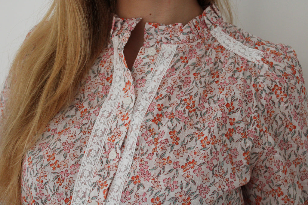 Blouse fleurie avec dentelles