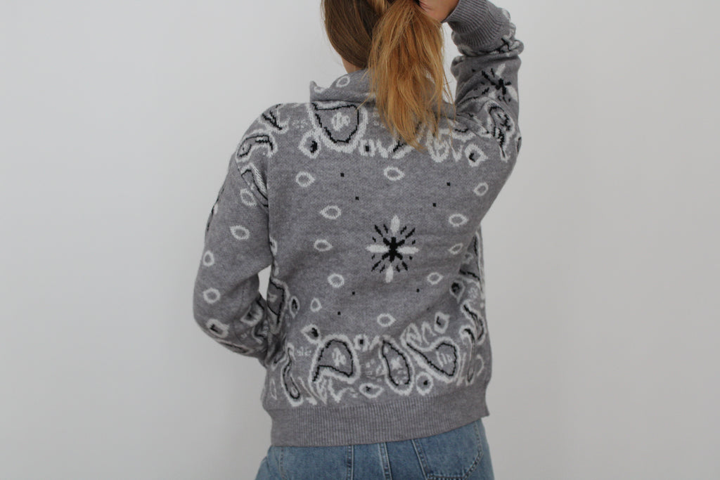 Sweat gris à motifs