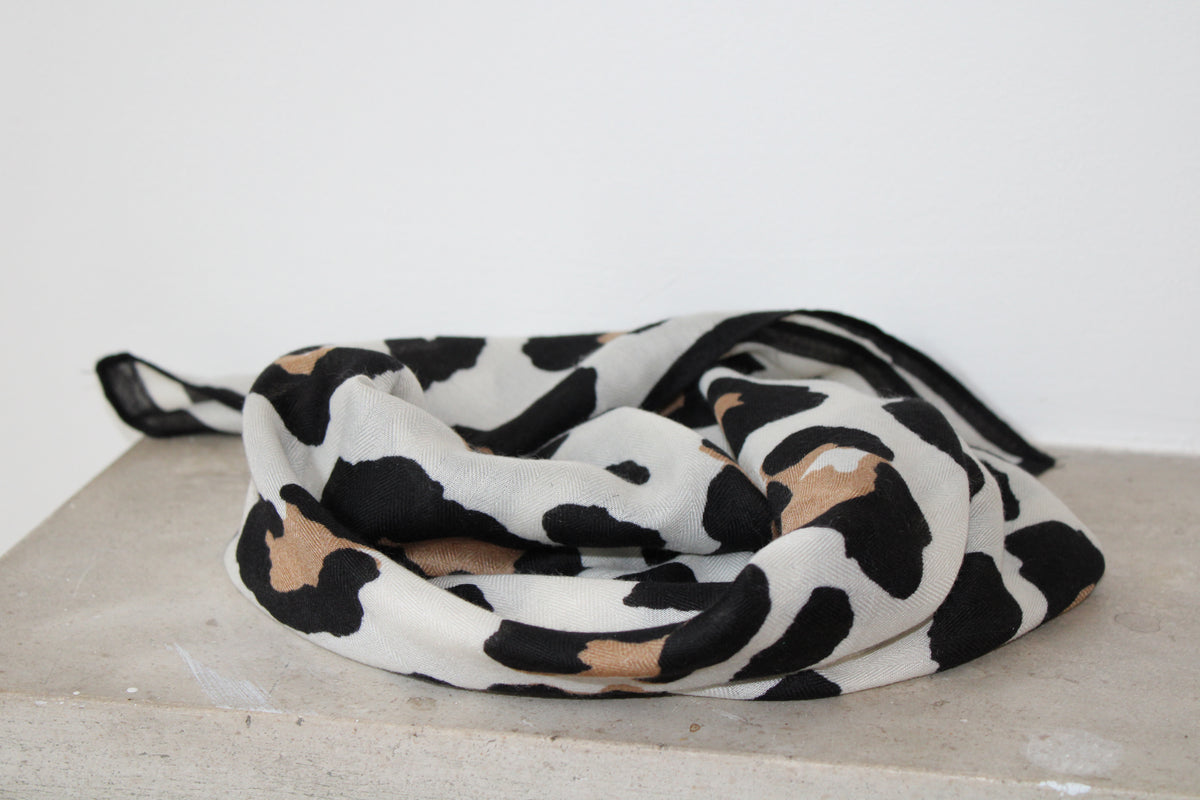 Foulard léopard blanc