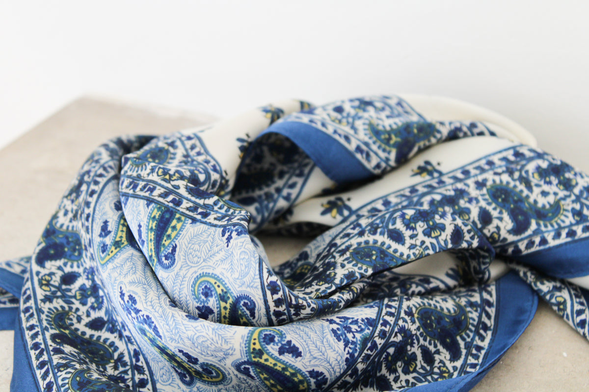 Foulard bleu et blanc