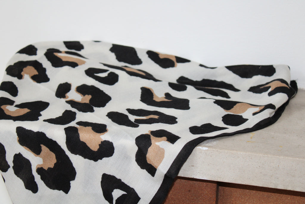 Foulard léopard blanc