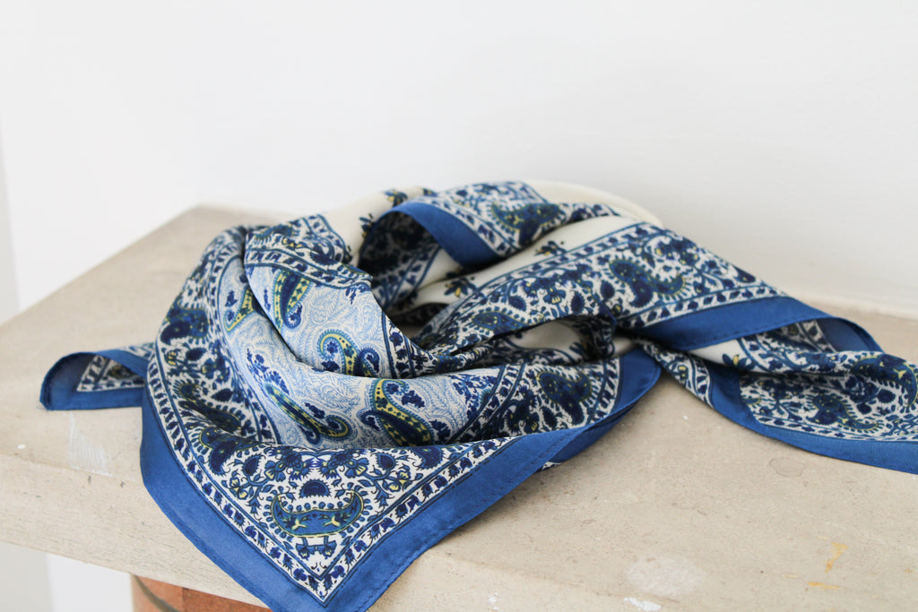 Foulard bleu et blanc