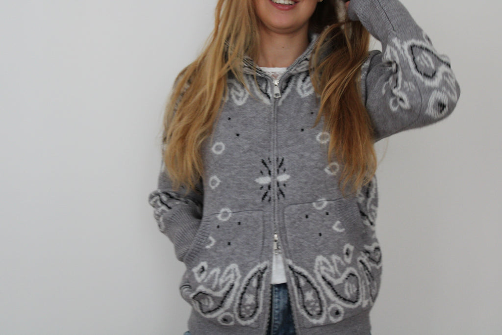 Sweat gris à motifs