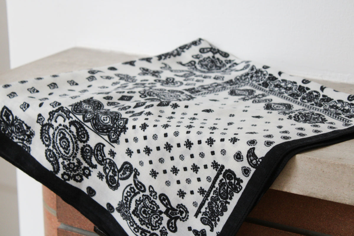 Foulard noir et blanc
