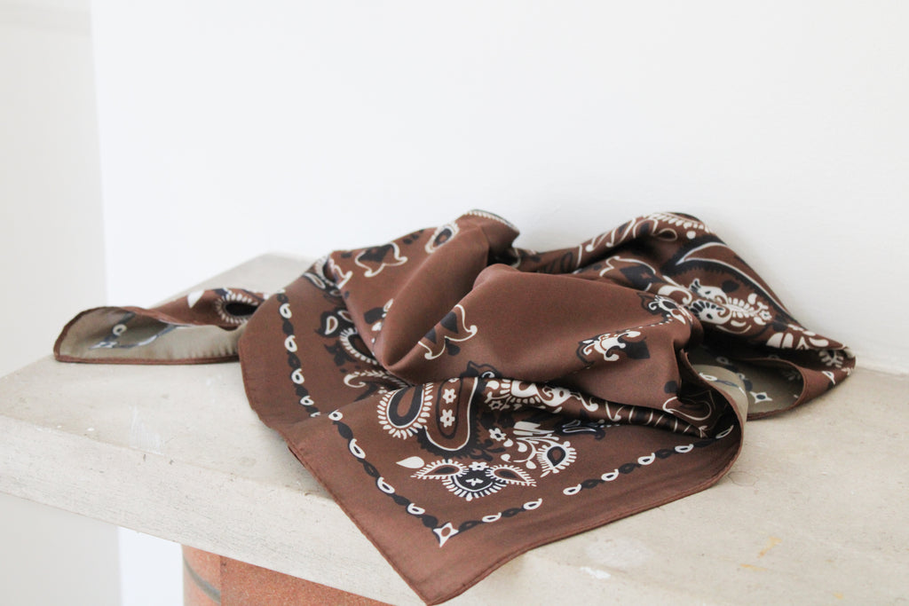 Foulard marron et noir