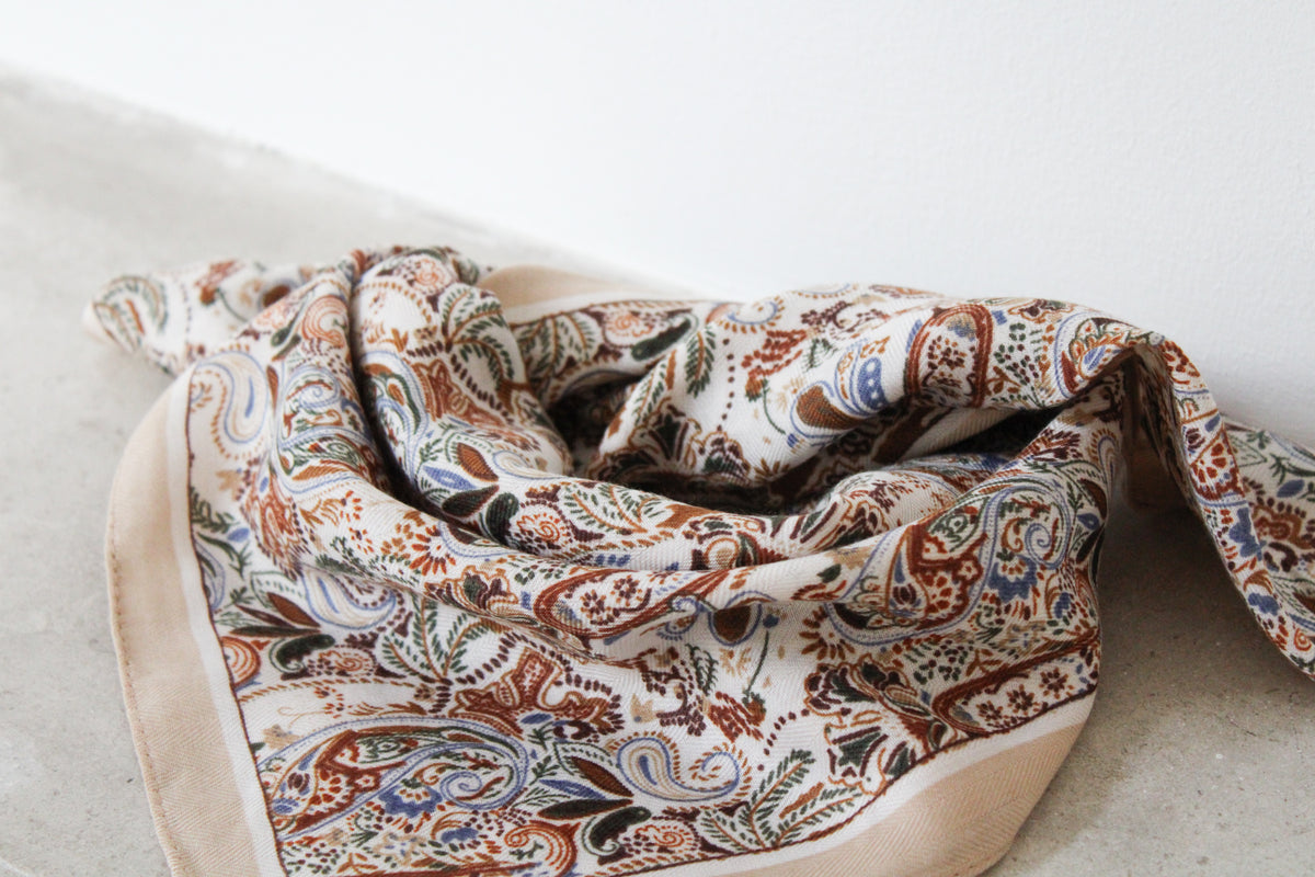 Foulard fleuri marron et beige