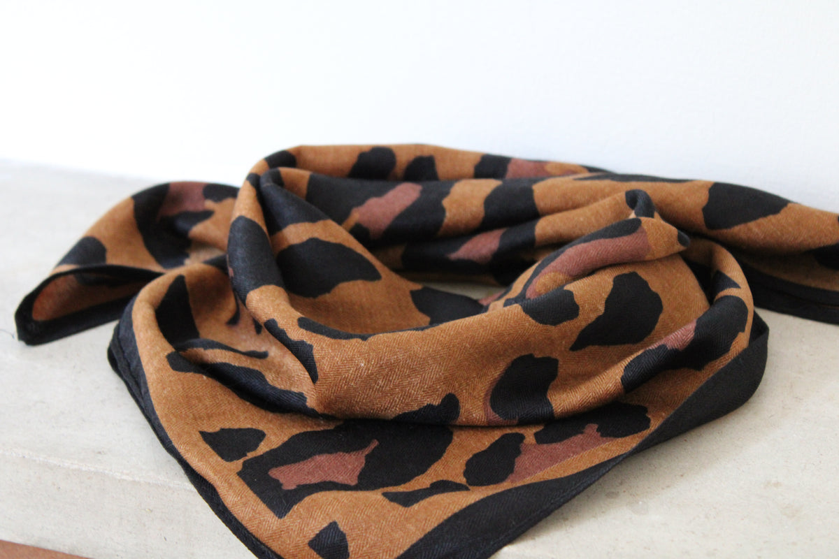 Foulard léopard camel