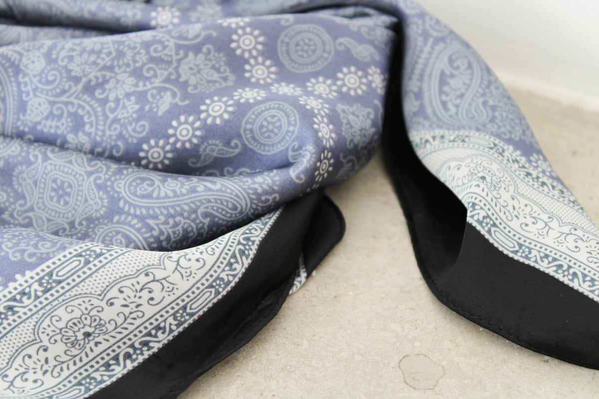 Foulard bleu clair et noir