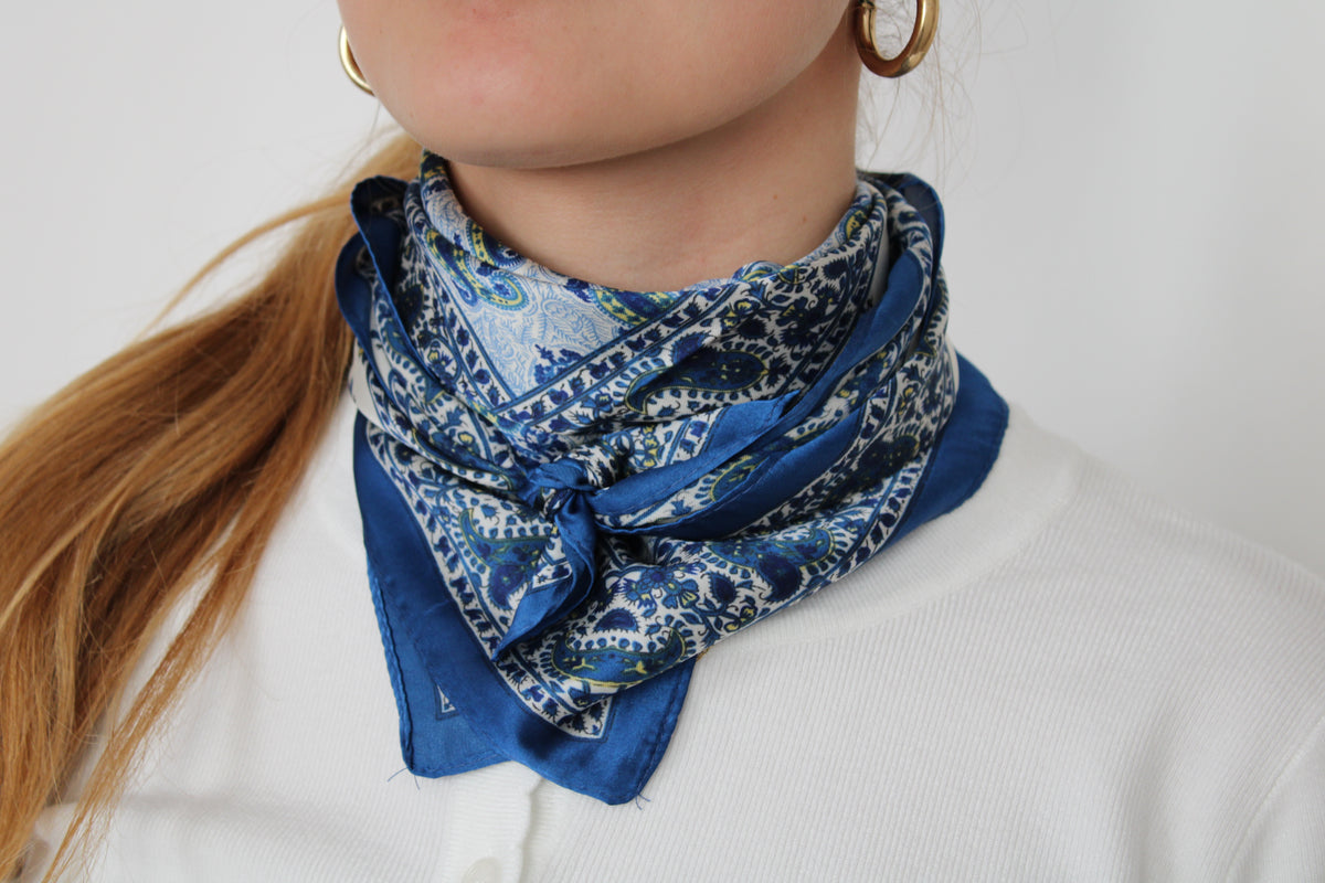 Foulard bleu et blanc
