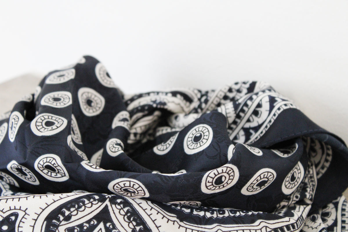 Foulard bleu marine et blanc