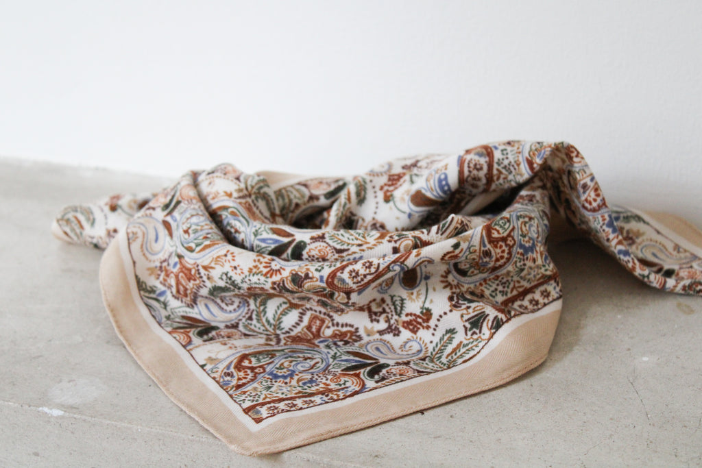 Foulard fleuri marron et beige