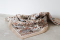 Foulard fleuri marron et beige