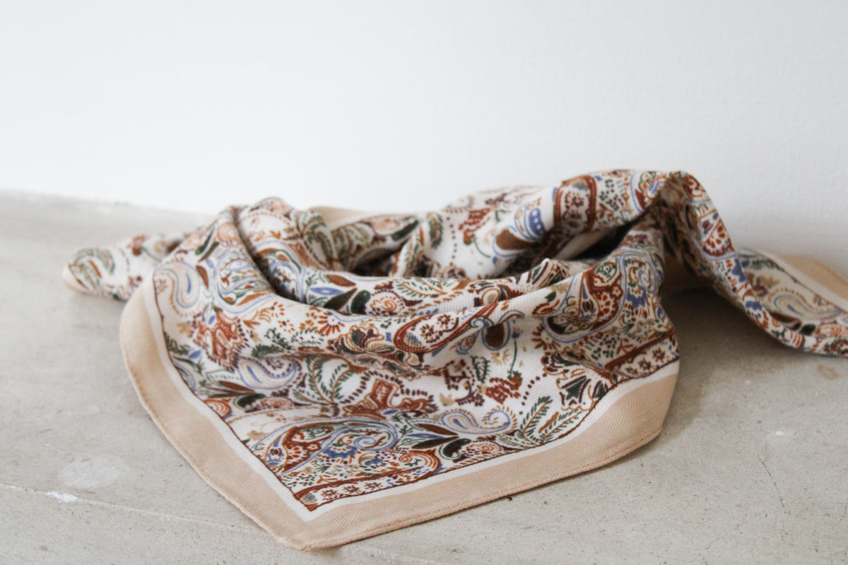 Foulard fleuri marron et beige