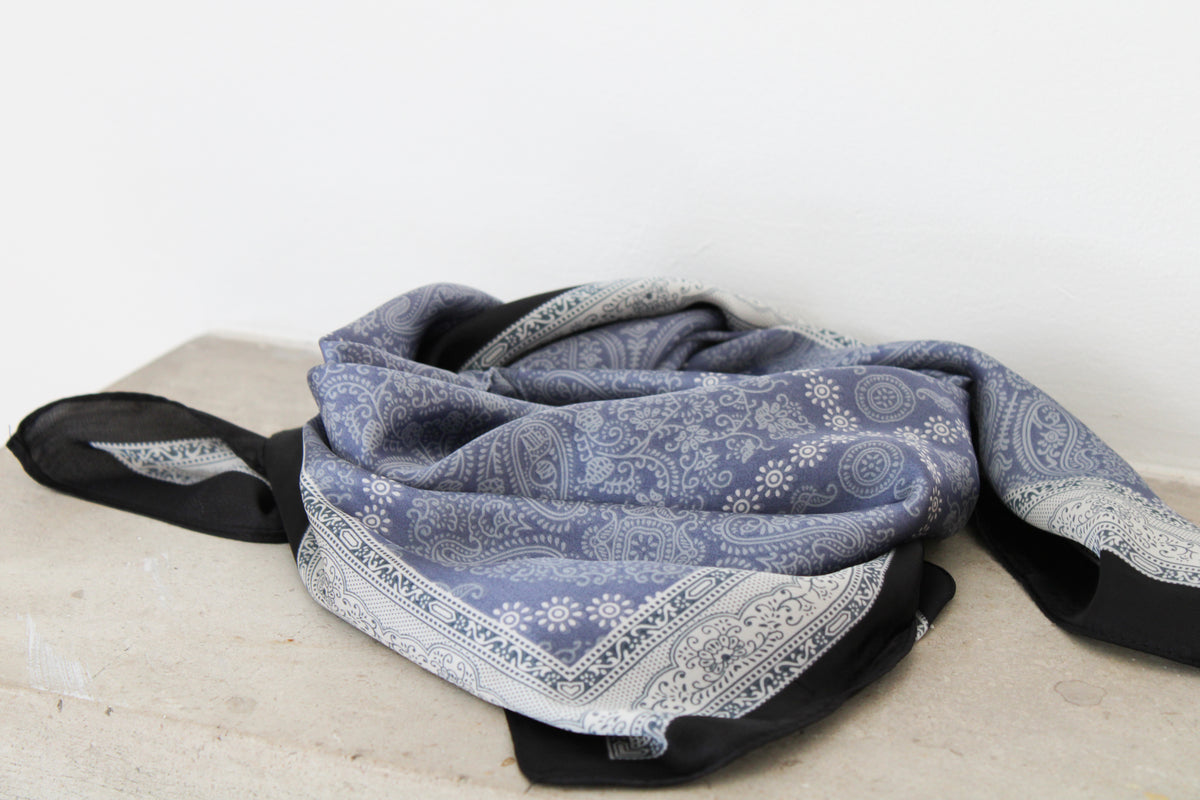 Foulard bleu clair et noir