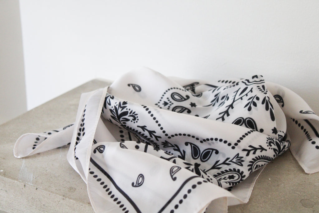 Foulard blanc et bleu marine