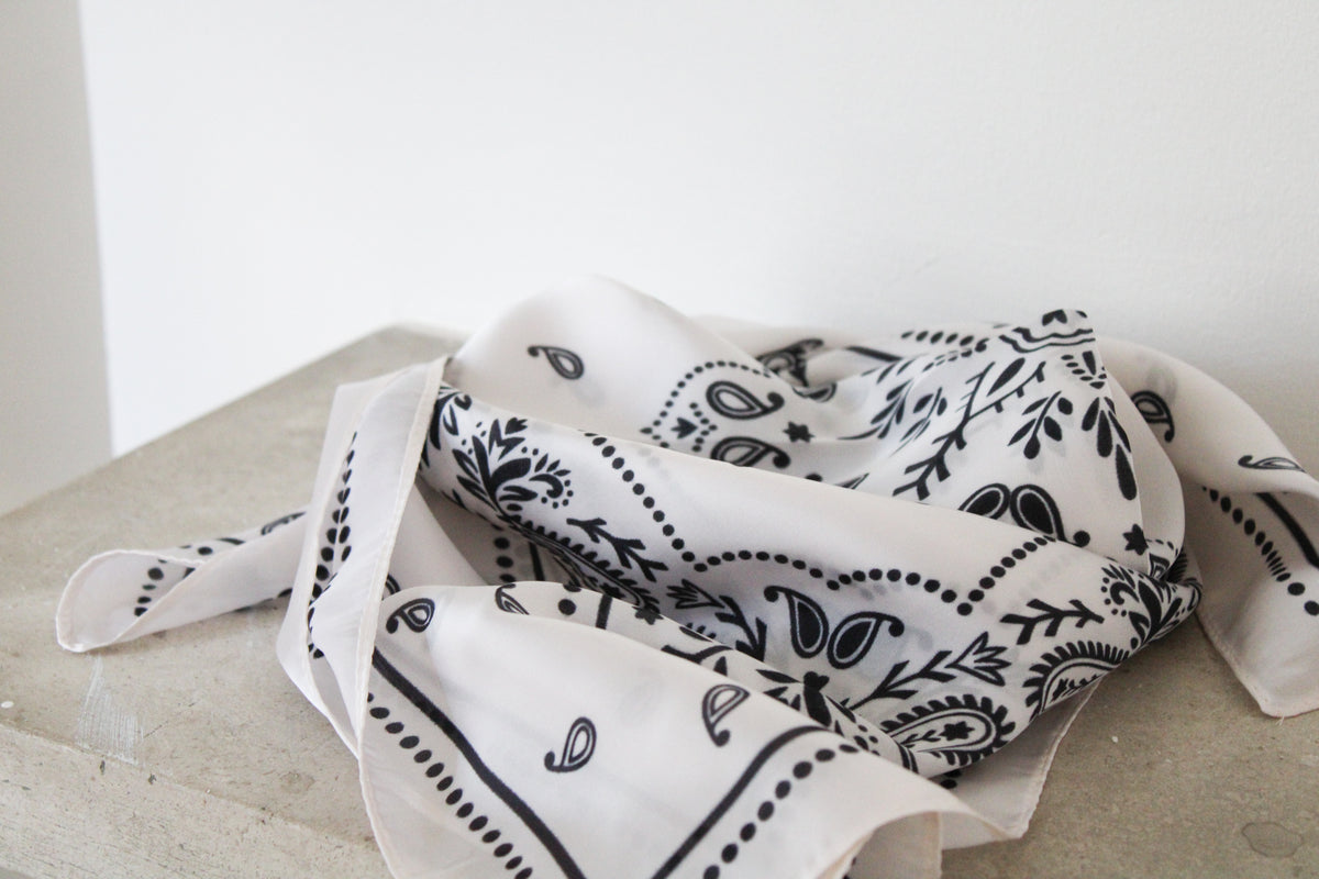 Foulard blanc et bleu marine