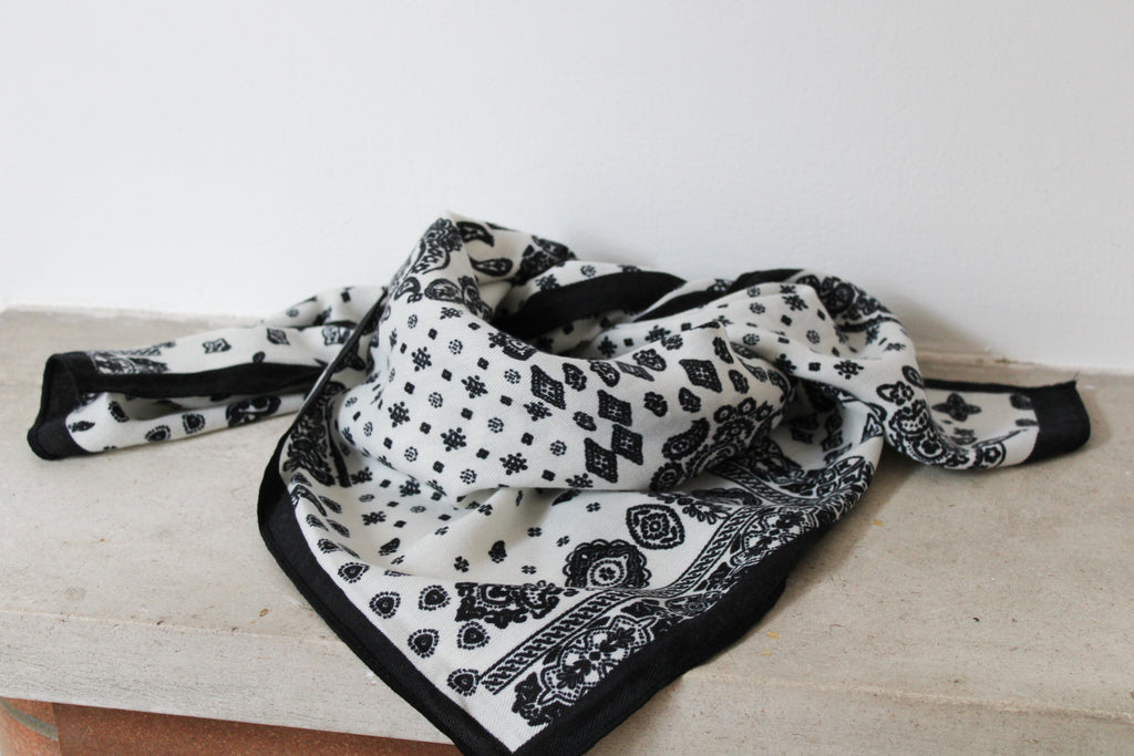 Foulard noir et blanc