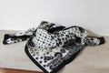 Foulard noir et blanc