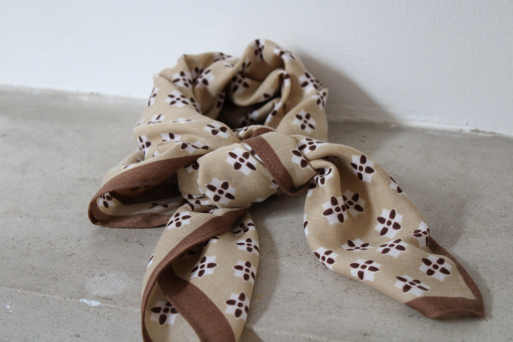 Foulard motifs marron