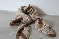 Foulard motifs marron