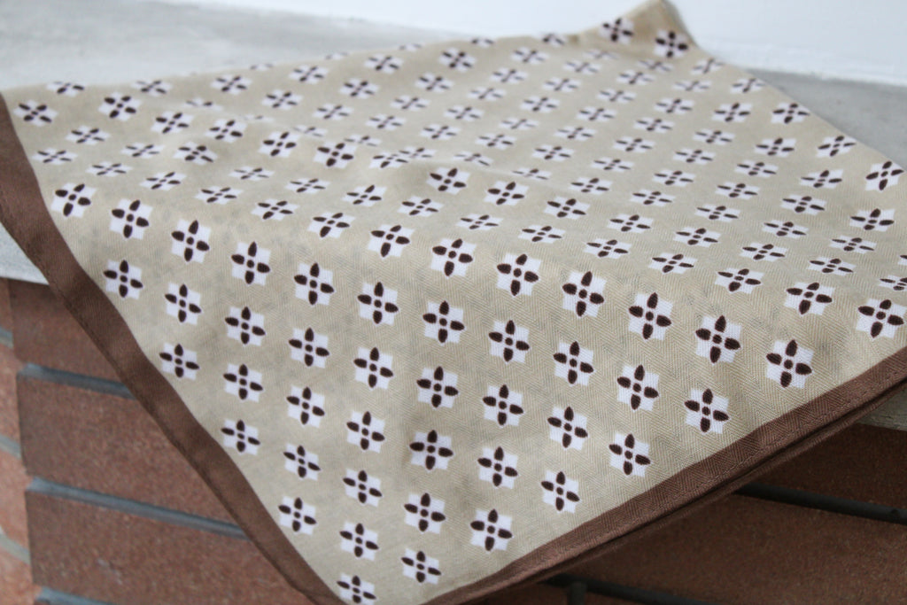 Foulard motifs marron