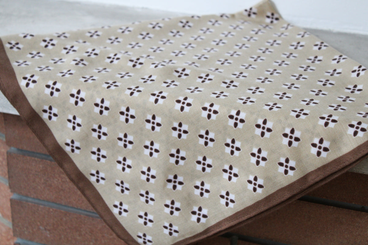 Foulard motifs marron