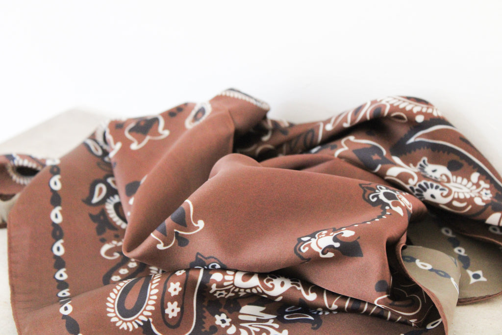 Foulard marron et noir