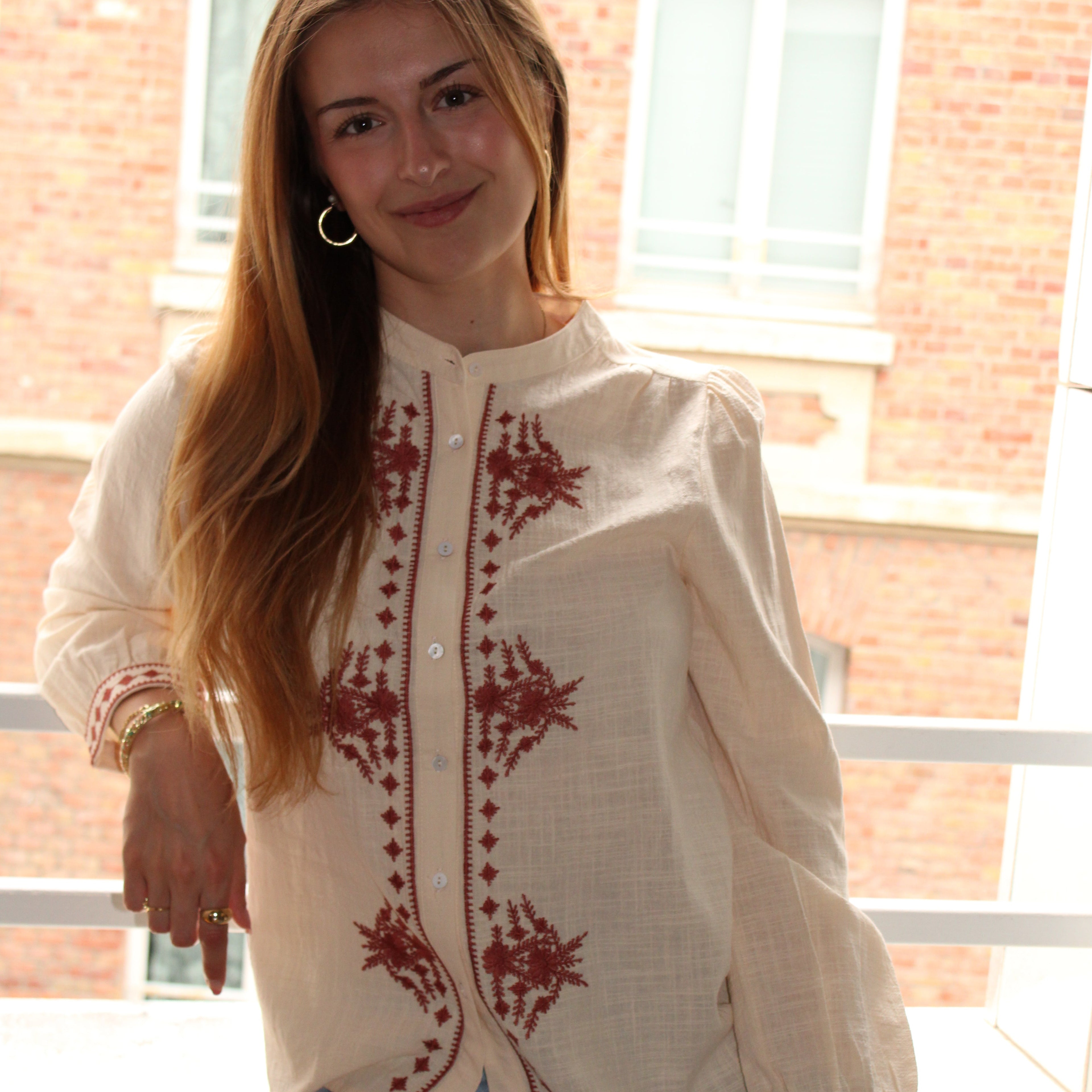 Chemise beige à motifs
