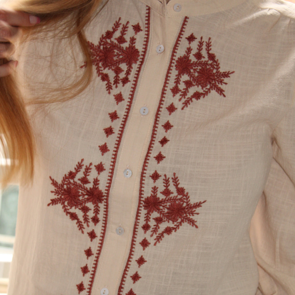 Chemise beige à motifs