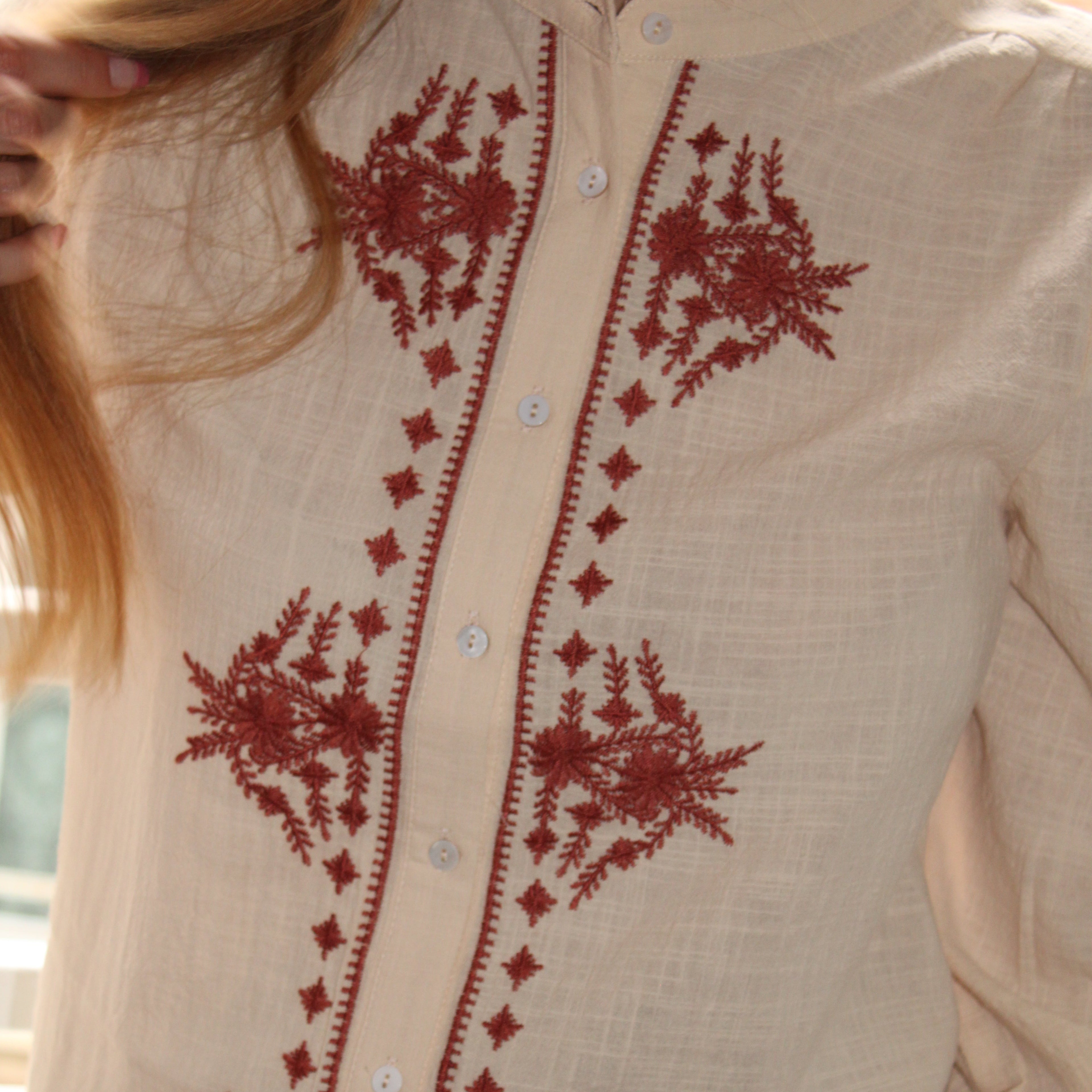 Chemise beige à motifs
