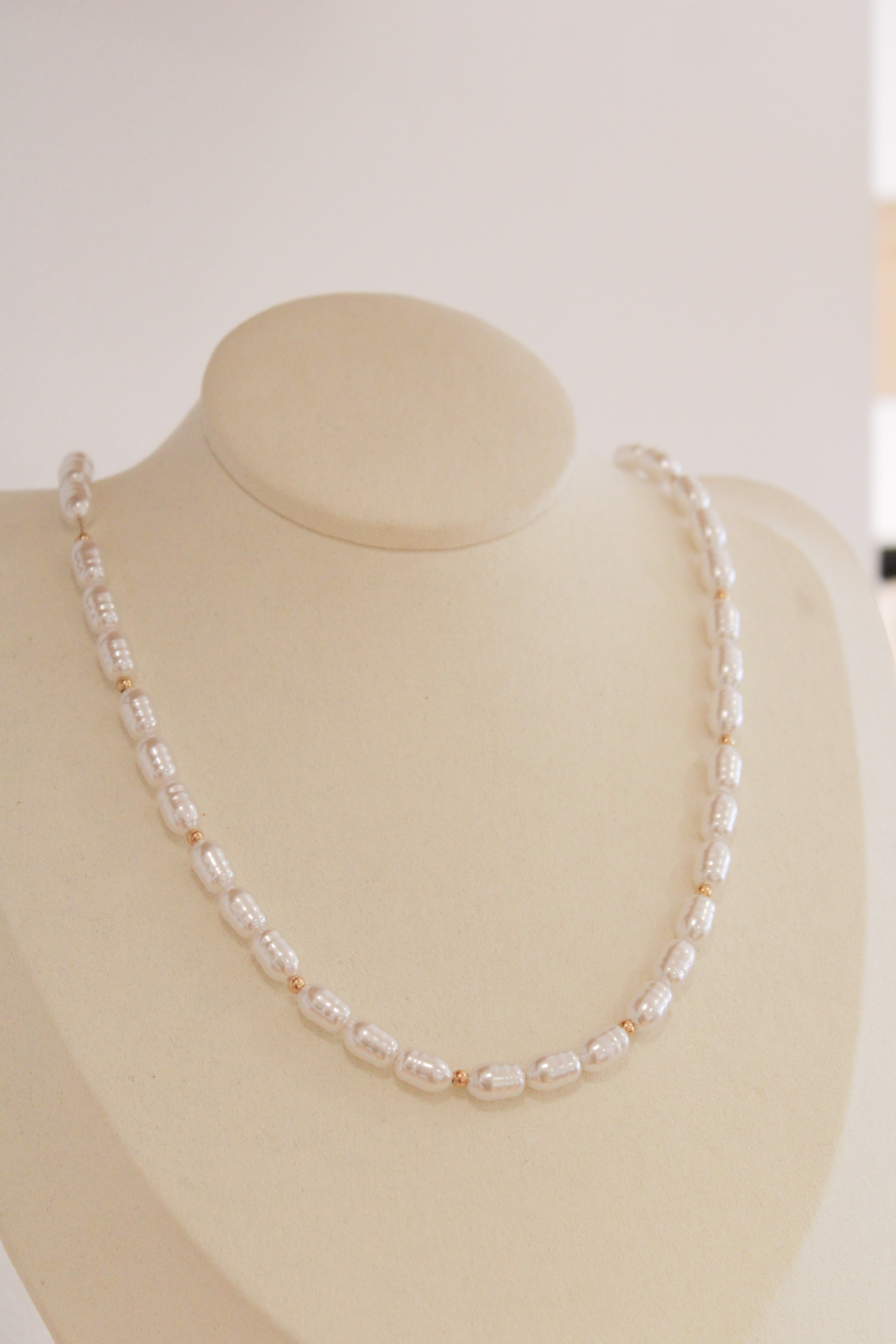 Collier à perles blanches